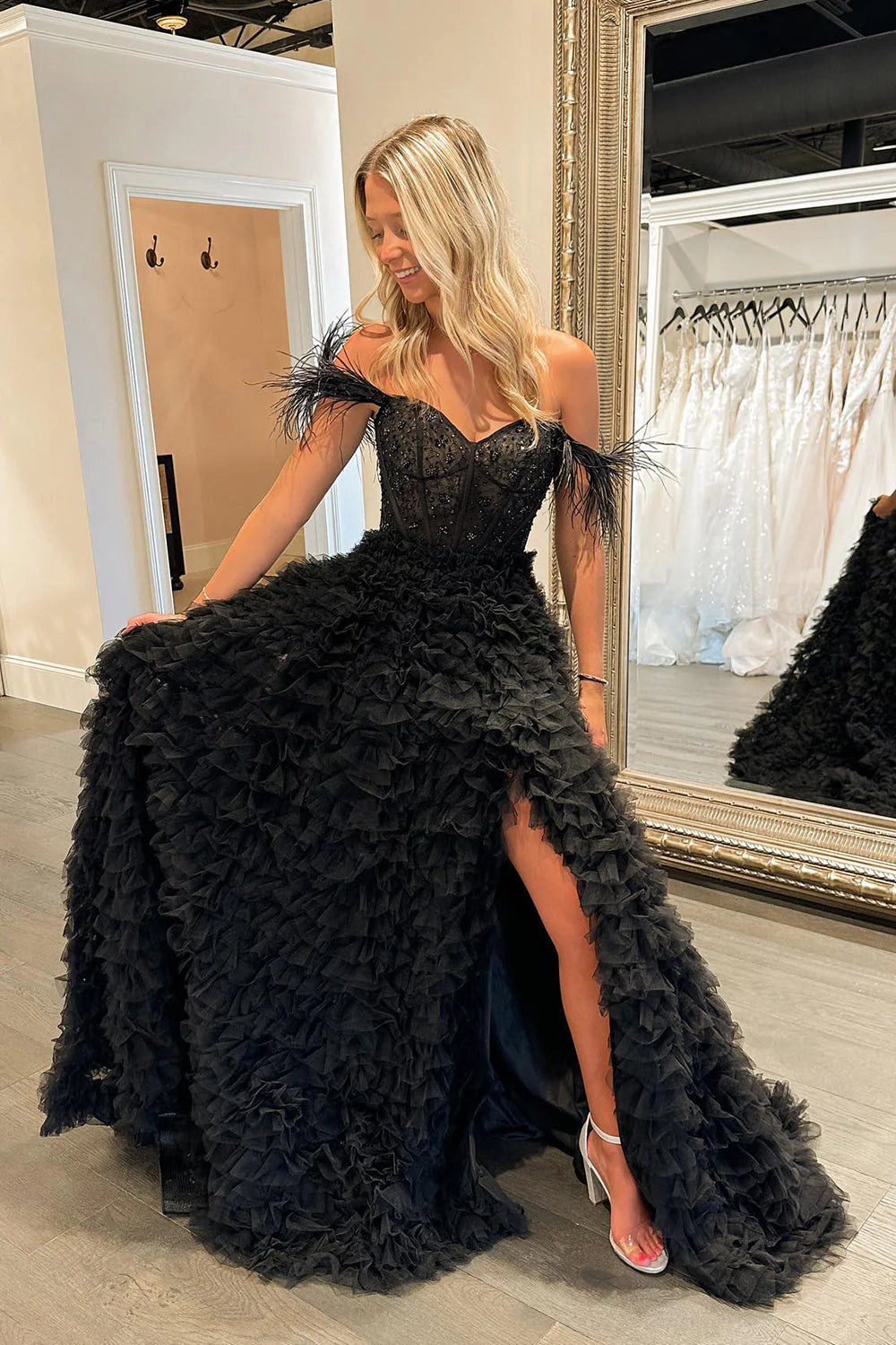 Robe de bal longue princesse coupe trapèze à épaules dénudées et plumes