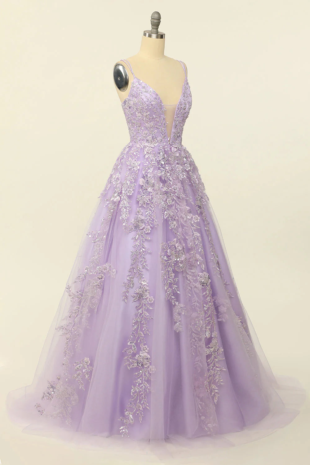 Vestido de fiesta morado con tirantes finos y apliques