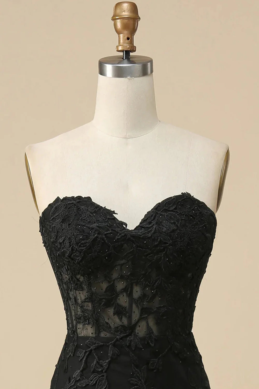 Vestido de fiesta largo de tul con escote en forma de corazón y bordado de sirena