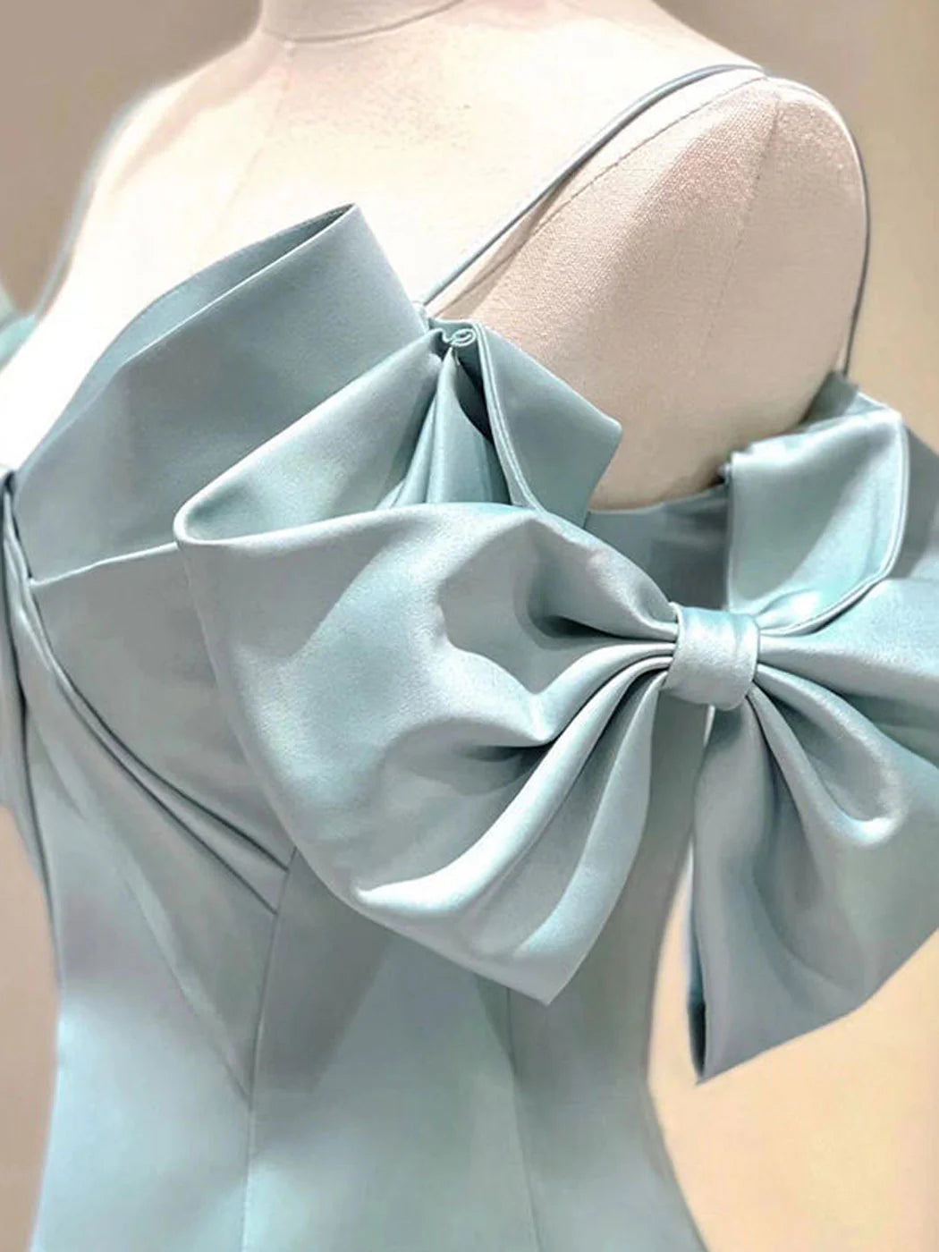 Vestidos de fiesta largos de satén azul con tirantes finos y corte A