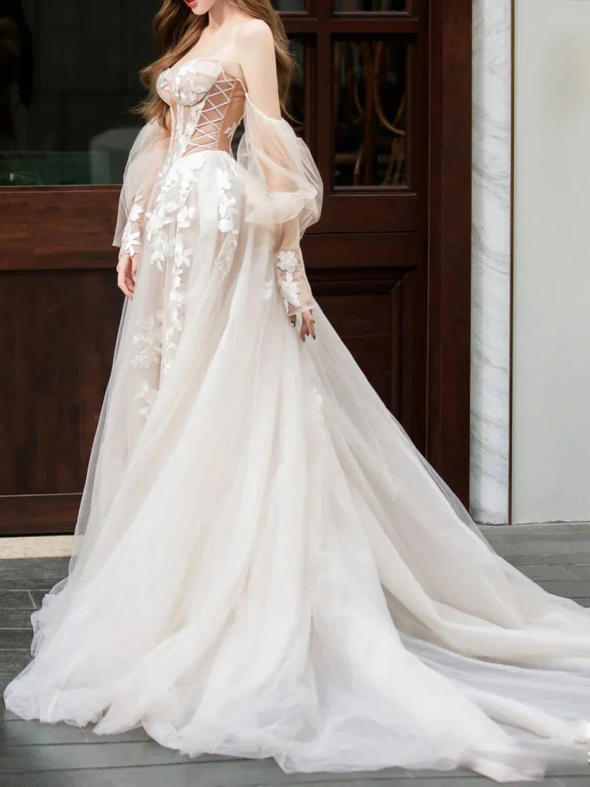 Robe de bal longue en tulle et dentelle coupe trapèze couleur champagne clair