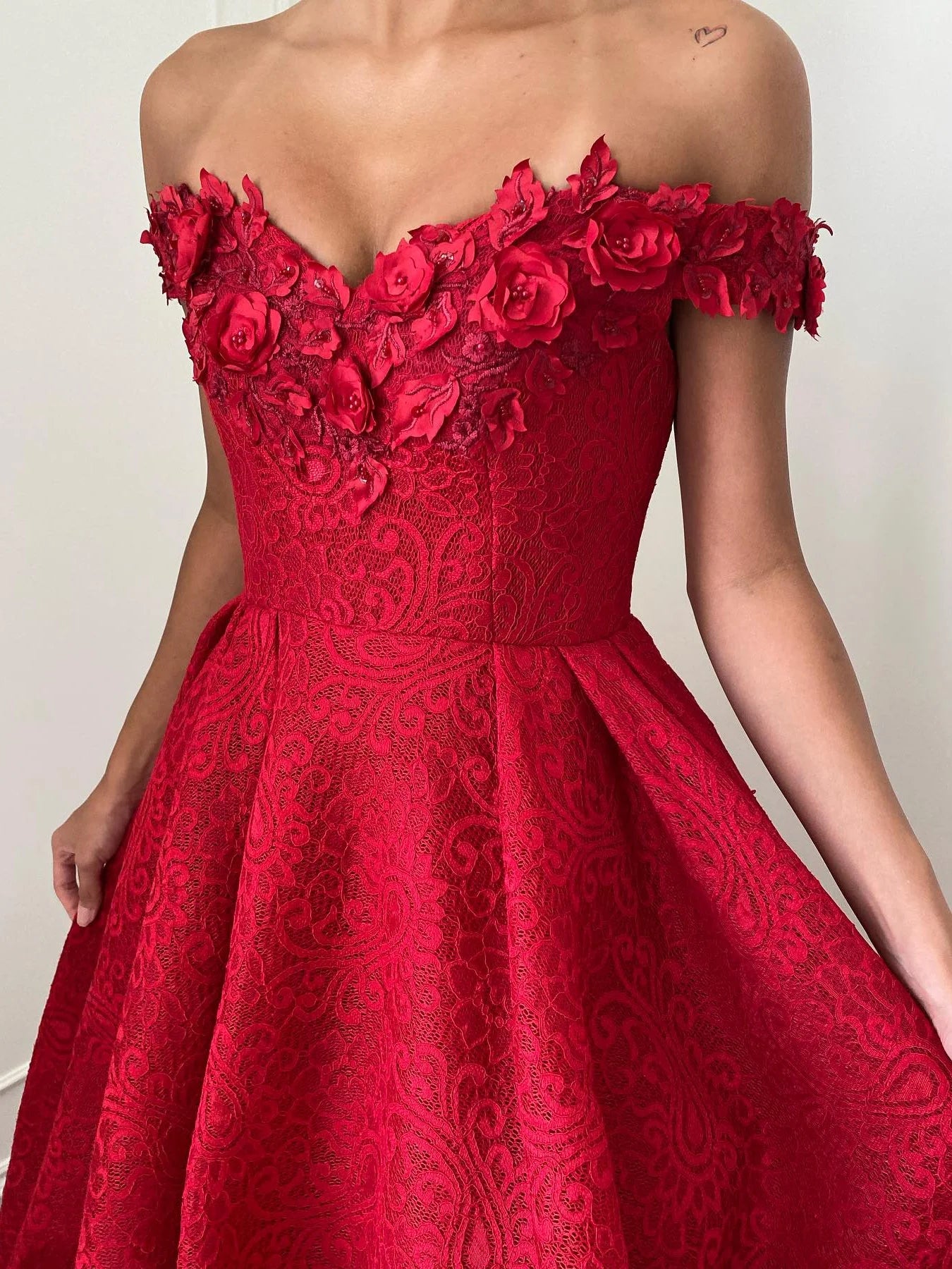 Robes longues trapèze/princesse à épaules dénudées avec appliqués