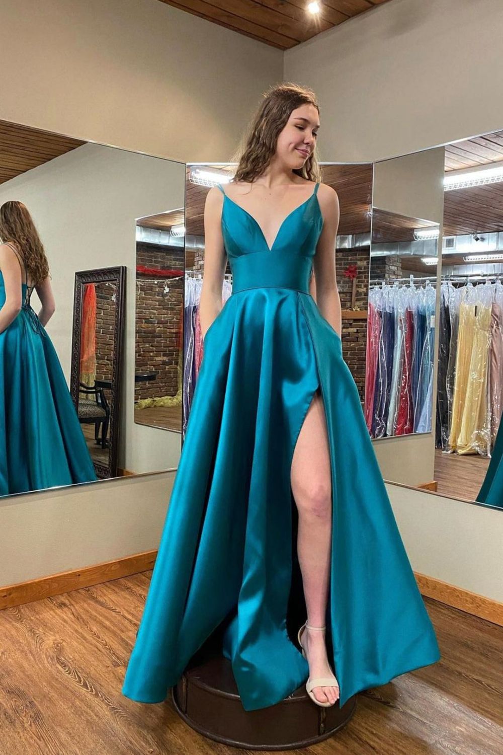 Weitese Classic A Line V Neck Green Long Prom Dress with Slit