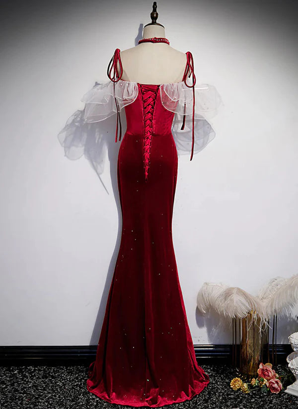 Hermoso vestido largo de fiesta de sirena de terciopelo rojo vino