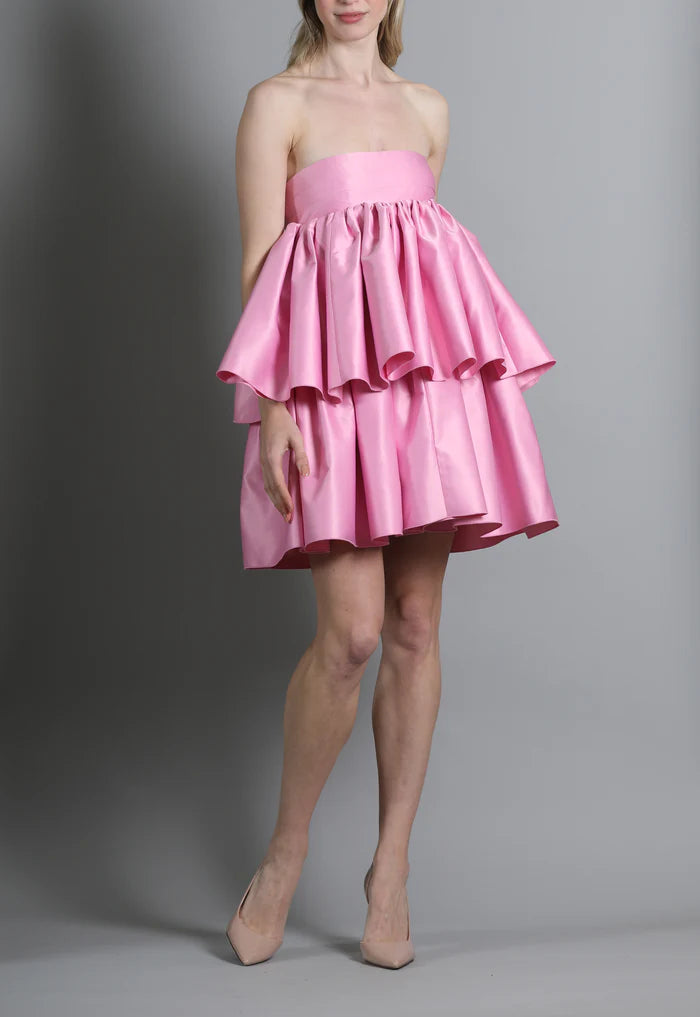 Vestidos de fiesta cortos de satén sin tirantes con volantes escalonados