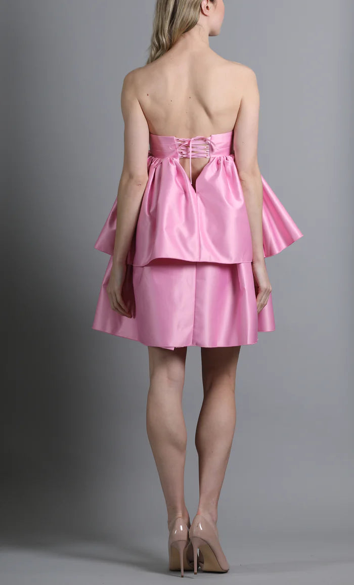 Vestidos de fiesta cortos de satén sin tirantes con volantes escalonados
