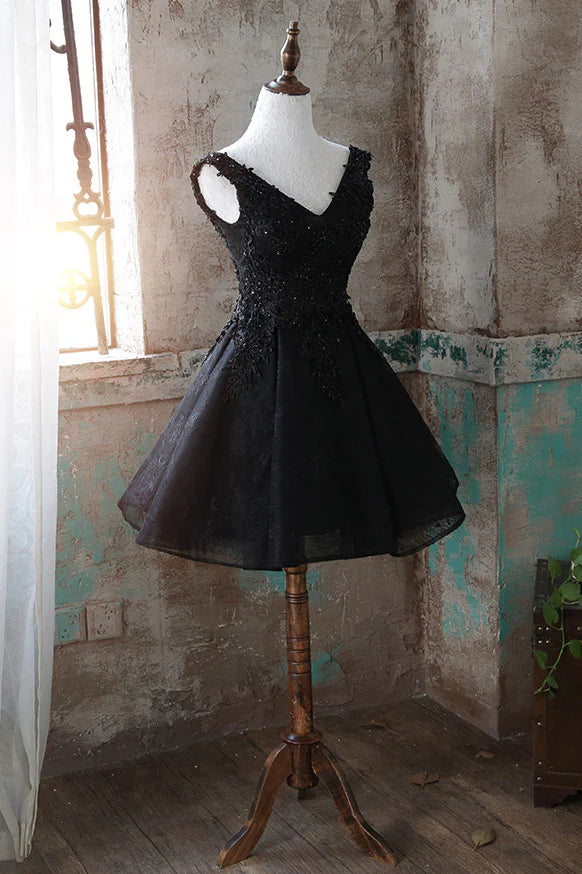 Robe de soirée courte noire en tulle et dentelle à col en V