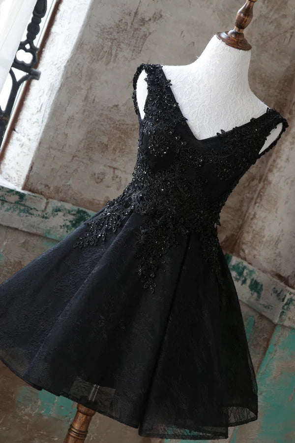 Robe de soirée courte noire en tulle et dentelle à col en V