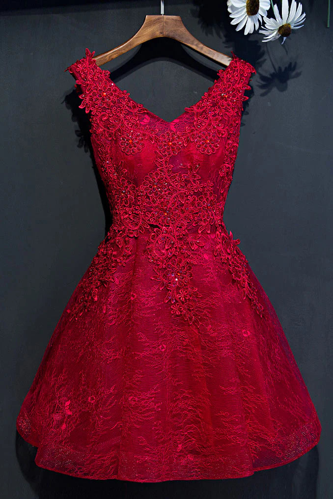 Robe de soirée courte bordeaux en dentelle à col en V et appliqués