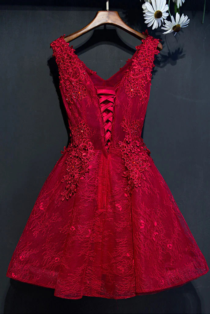 Robe de soirée courte bordeaux en dentelle à col en V et appliqués