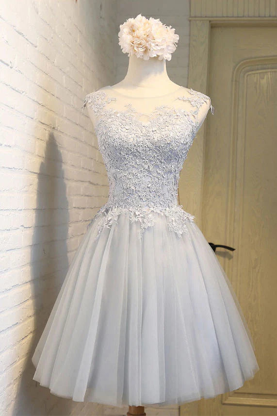 Robe de soirée courte en tulle avec appliques en dentelle et col rond simple