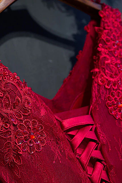 Robe de soirée courte bordeaux en dentelle à col en V et appliqués