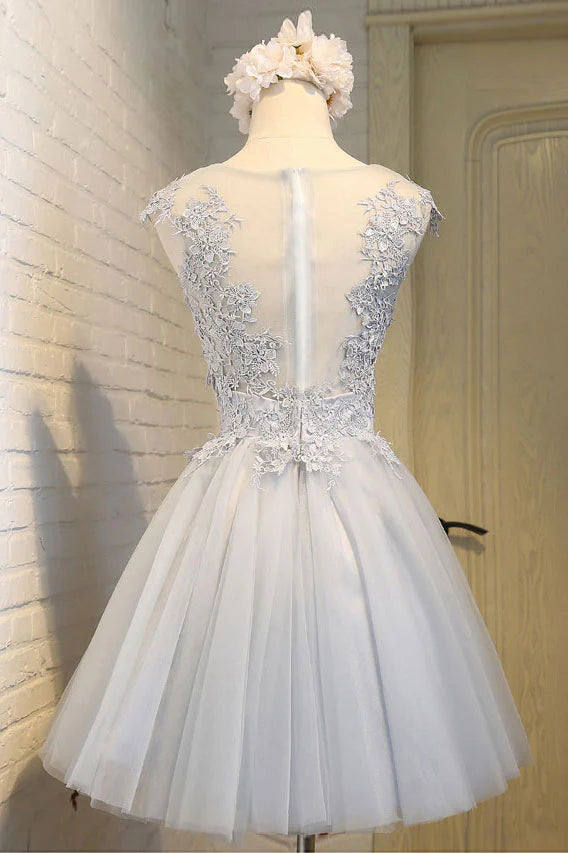 Robe de soirée courte en tulle avec appliques en dentelle et col rond simple