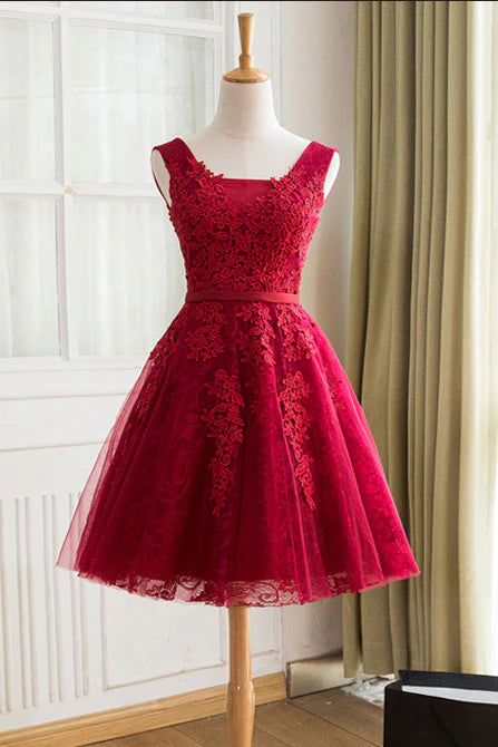 Robe de soirée courte en tulle et dentelle bordeaux à col carré et dos nu