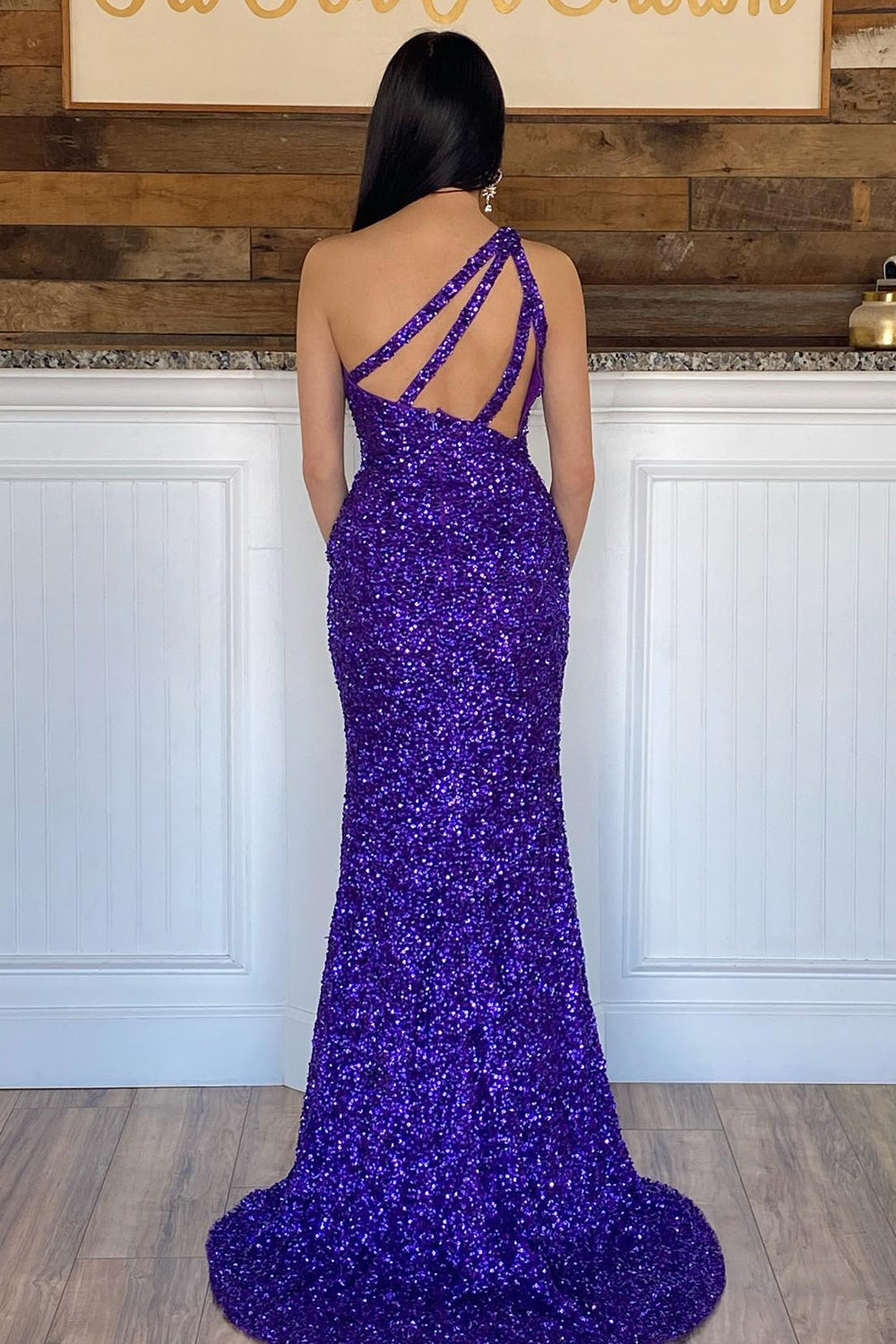 Vestido de fiesta largo de lentejuelas moradas con un solo hombro de Weitese