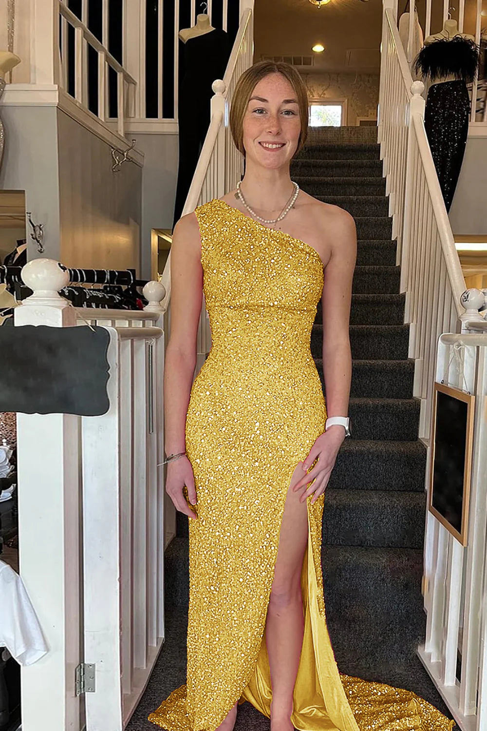 Vestido de fiesta largo con lentejuelas y un hombro descubierto con abertura frontal