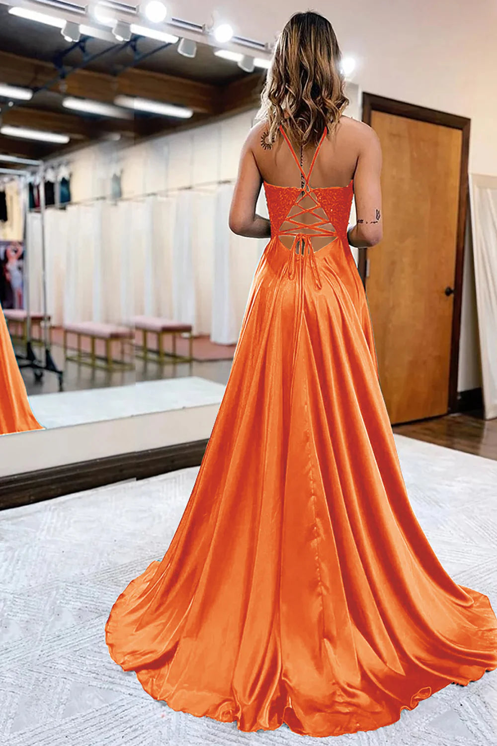 Vestido de fiesta de satén con apliques en forma de A y abertura