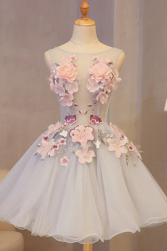 Jolie robe de soirée courte à col rond et appliques