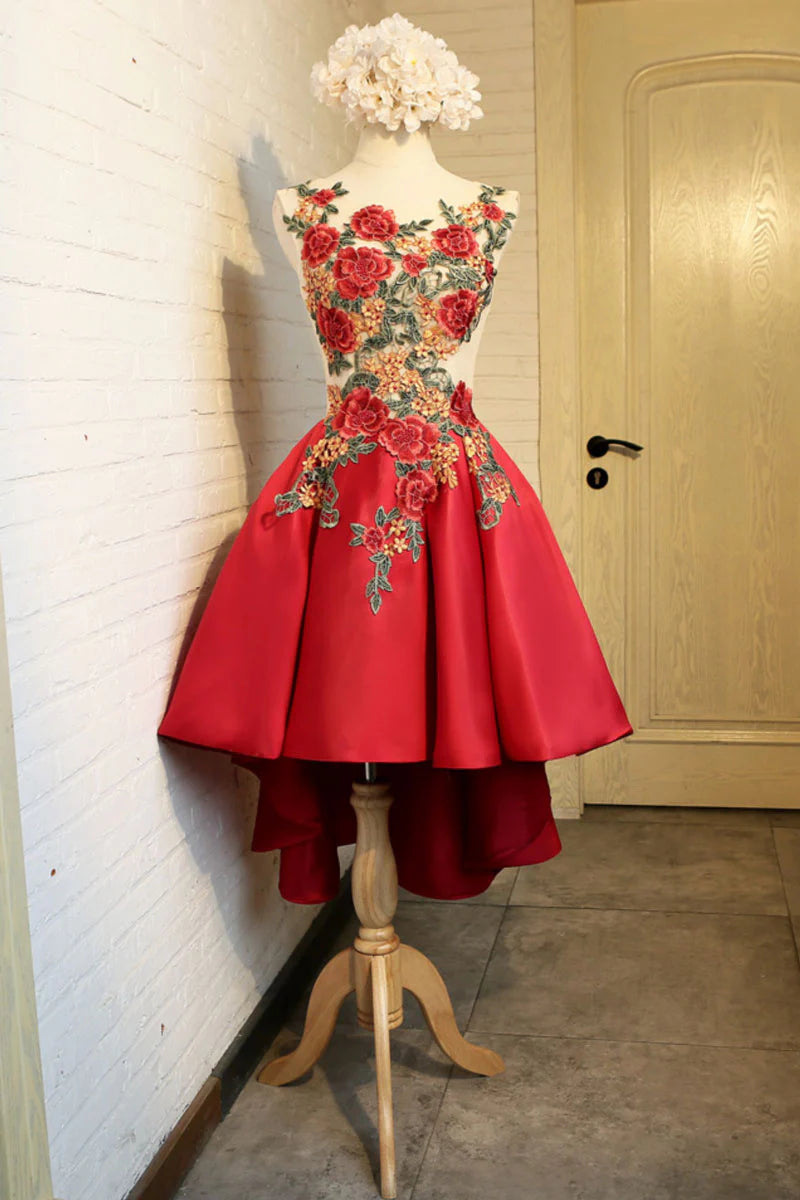 Robe de soirée courte en dentelle rouge appliquée