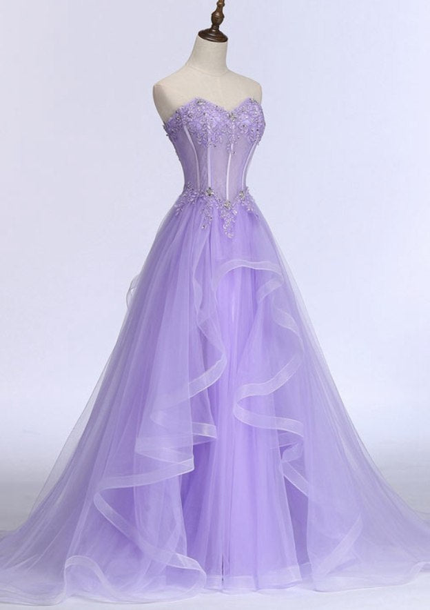 Robe de bal trapèze/princesse en tulle, sans manches, décolleté en cœur et traîne