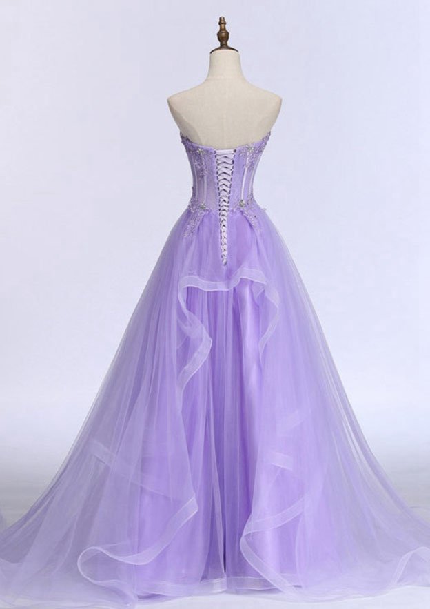Robe de bal trapèze/princesse en tulle, sans manches, décolleté en cœur et traîne