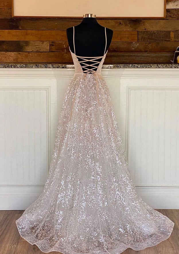 Robe de bal trapèze en fil métallisé, sans manches, décolleté en cœur et traîne