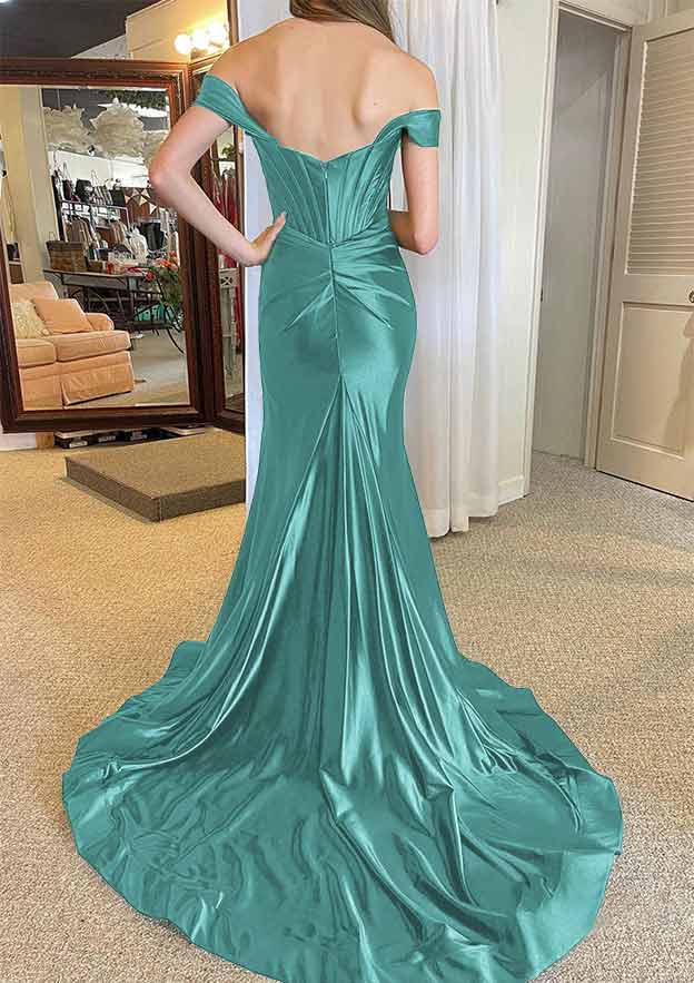 Vestido de fiesta de satén efecto seda con tirantes regulares, hombros descubiertos y cola corte, con abertura plisada