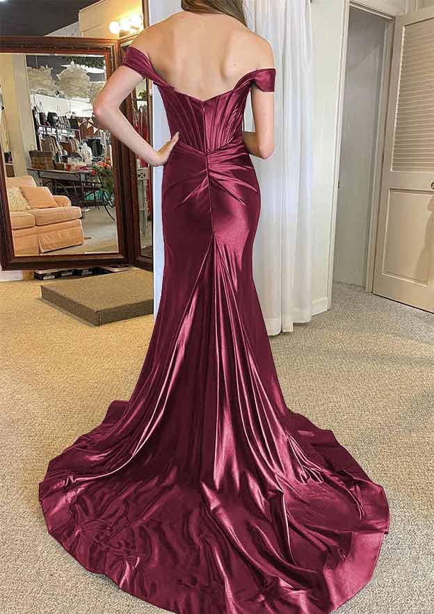 Vestido de fiesta de satén efecto seda con tirantes regulares, hombros descubiertos y cola corte, con abertura plisada