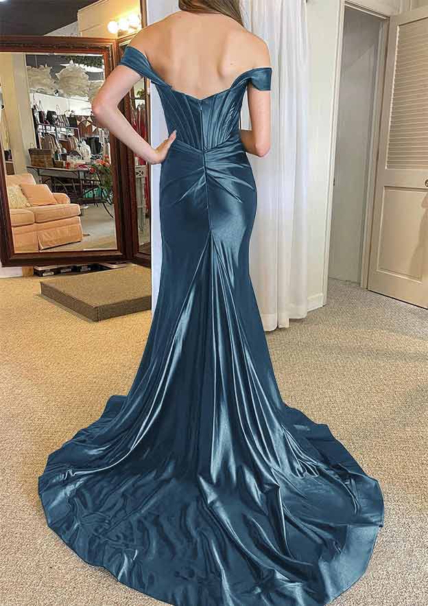 Vestido de fiesta de satén efecto seda con tirantes regulares, hombros descubiertos y cola corte, con abertura plisada