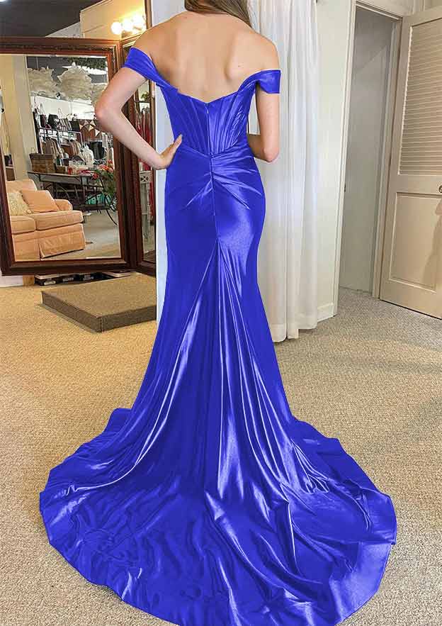 Vestido de fiesta de satén efecto seda con tirantes regulares, hombros descubiertos y cola corte, con abertura plisada