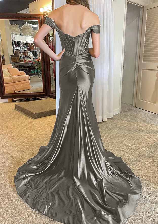 Vestido de fiesta de satén efecto seda con tirantes regulares, hombros descubiertos y cola corte, con abertura plisada