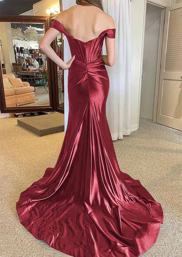 Vestido de fiesta de satén efecto seda con tirantes regulares, hombros descubiertos y cola corte, con abertura plisada