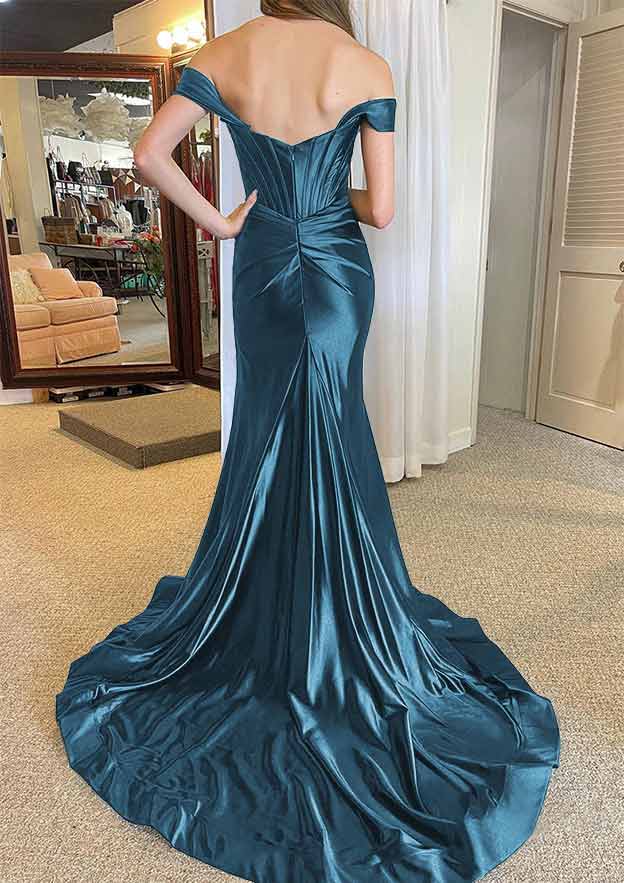 Vestido de fiesta de satén efecto seda con tirantes regulares, hombros descubiertos y cola corte, con abertura plisada