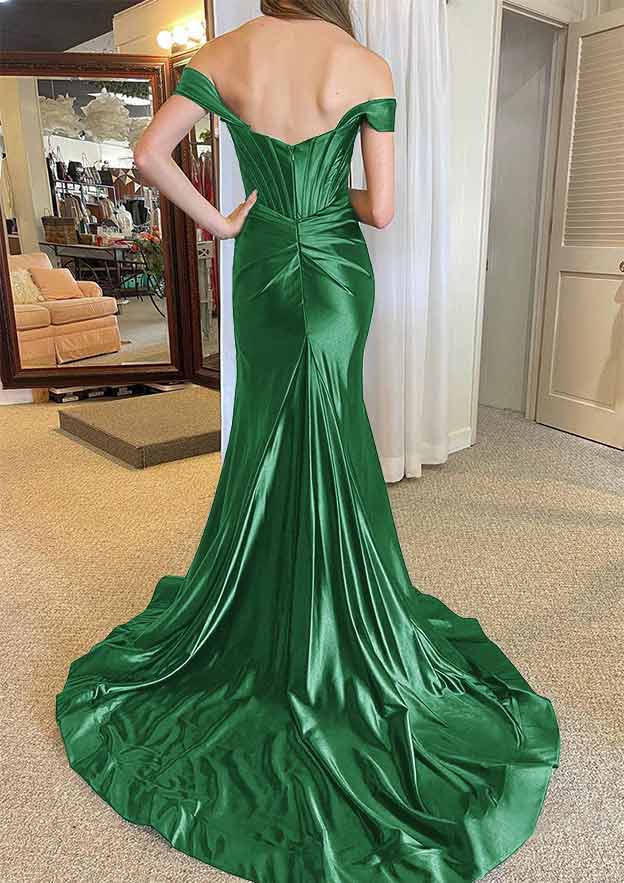 Vestido de fiesta de satén efecto seda con tirantes regulares, hombros descubiertos y cola corte, con abertura plisada