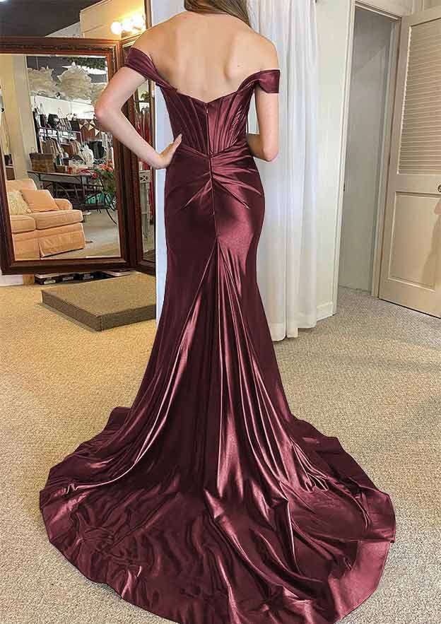 Vestido de fiesta de satén efecto seda con tirantes regulares, hombros descubiertos y cola corte, con abertura plisada