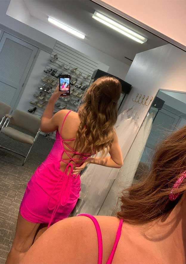 Robe de soirée courte/mini en jersey à col en V et volants