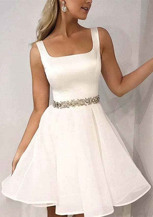 Robe de soirée trapèze courte/mini en tulle avec encolure carrée et perles