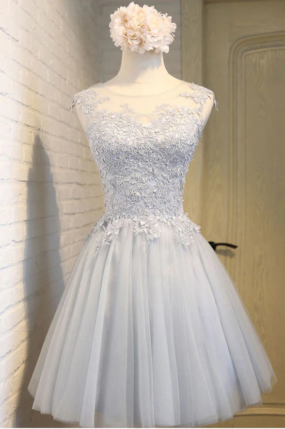 Robe de soirée courte en tulle avec appliques en dentelle et col rond simple