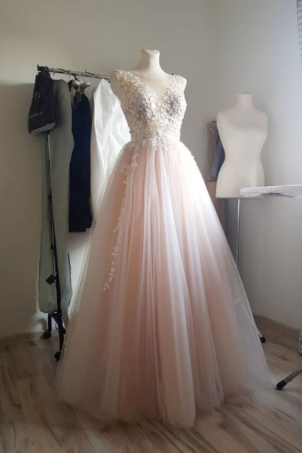 Robe de bal longue rose à col rond et coupe trapèze avec appliqués