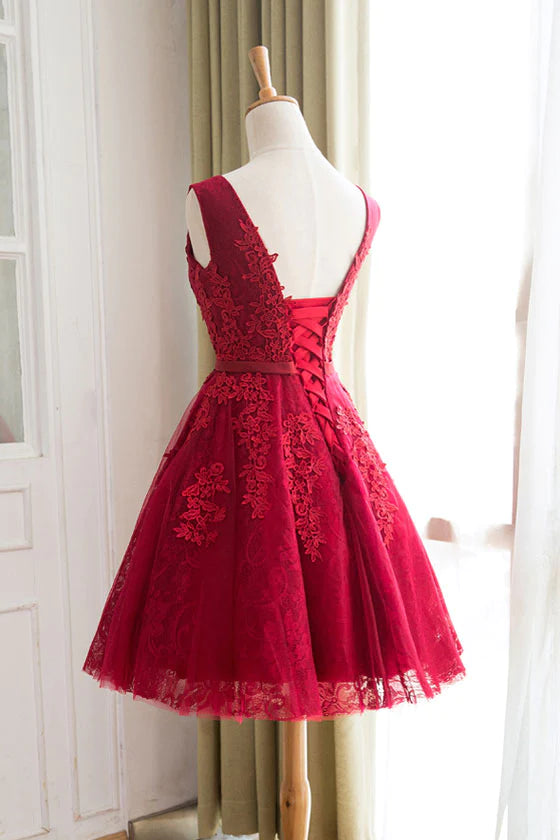 Robe de soirée courte en tulle et dentelle bordeaux à col carré et dos nu