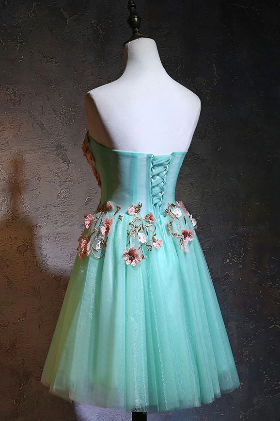 Jolies robes de soirée courtes en tulle vert avec appliques en dentelle