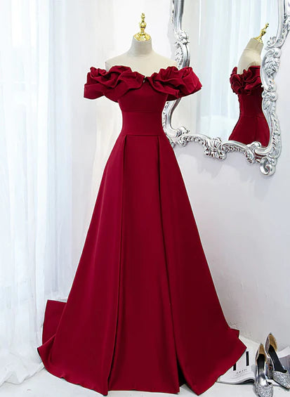 Vestido de fiesta largo con escote en forma de corazón en color rojo vino con hombros descubiertos
