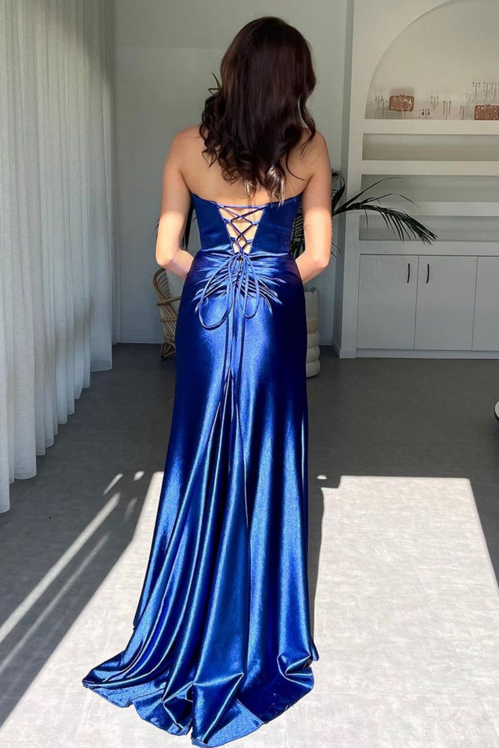 Robe de bal longue bleu roi à col en V profond et dos croisé