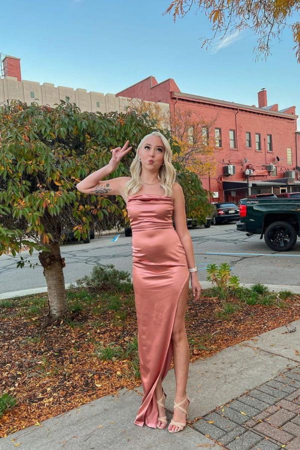 Robe de bal longue verte à bretelles spaghetti et fente sur le devant