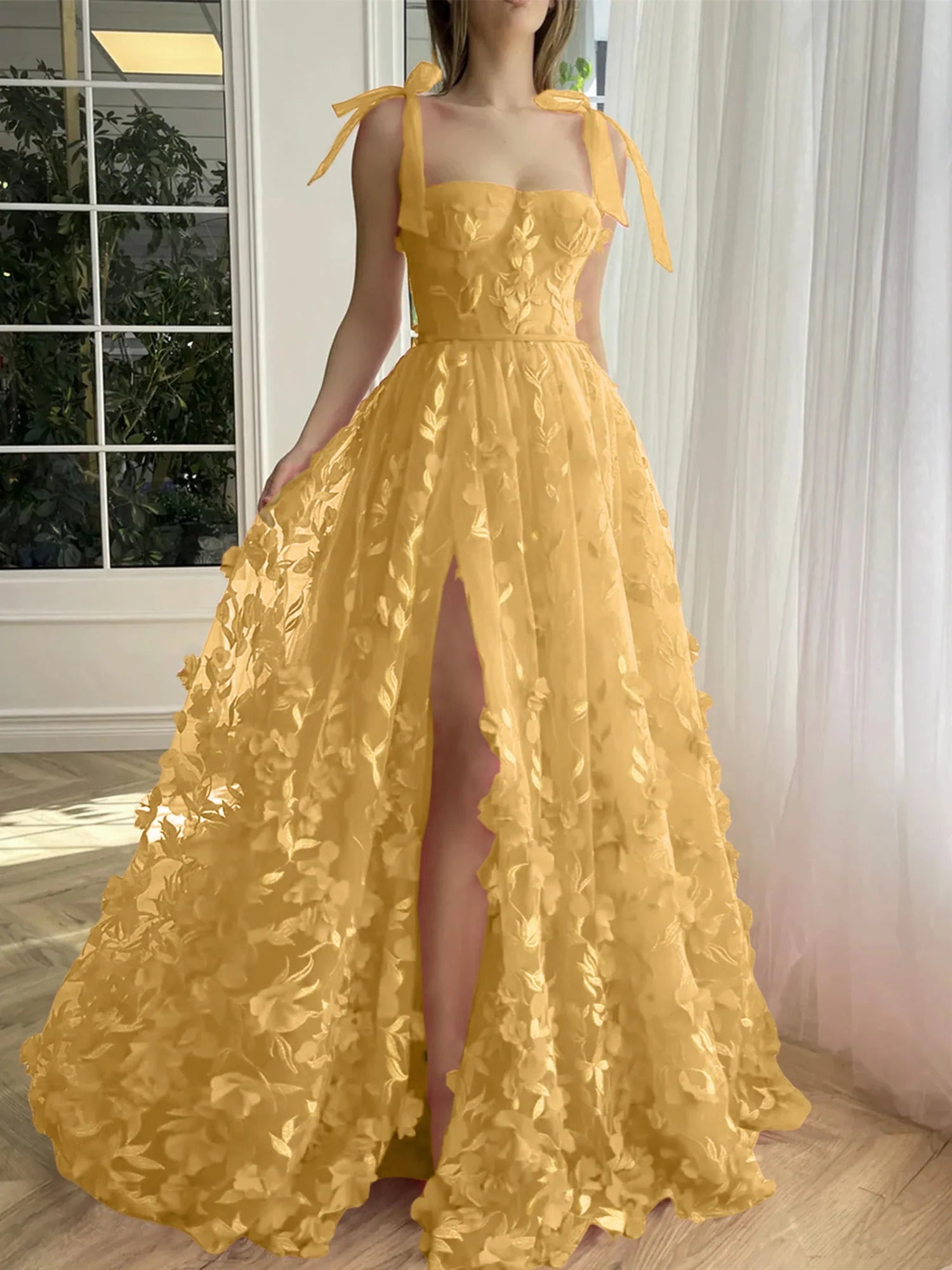 Robe de bal longue à bretelles spaghetti et fleurs, coupe trapèze, avec fente latérale