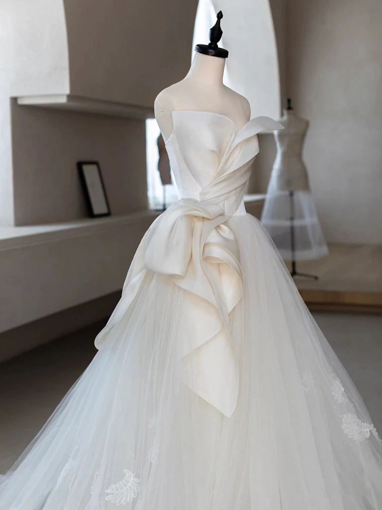 Robe de bal longue en tulle et dentelle, coupe trapèze, épaules dénudées