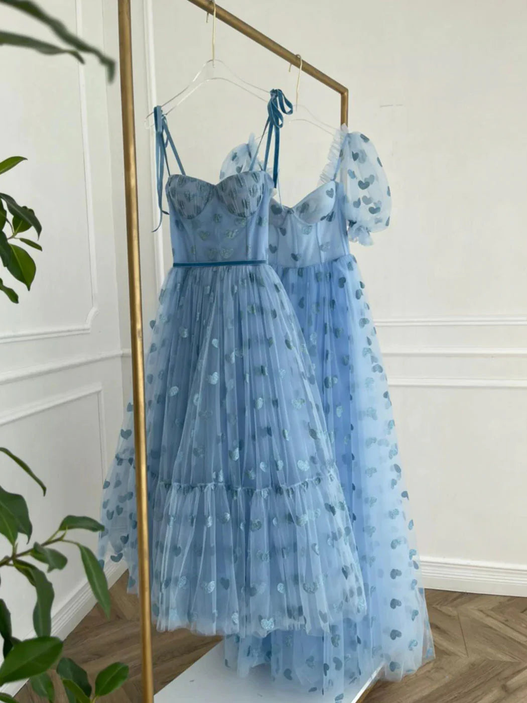 Spaghetti Straps Blue Sweetheart Neck Tulle TeaLength Prom Dress