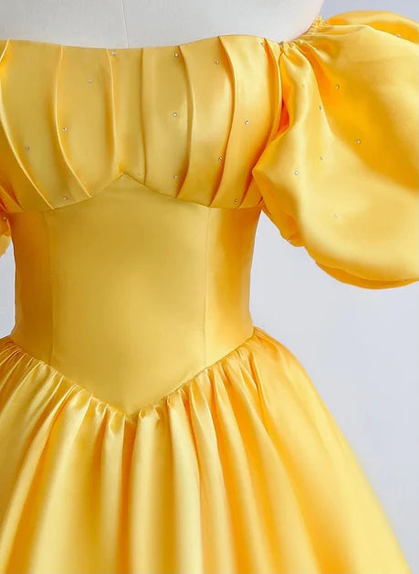 Vestido de fiesta de satén amarillo de manga corta