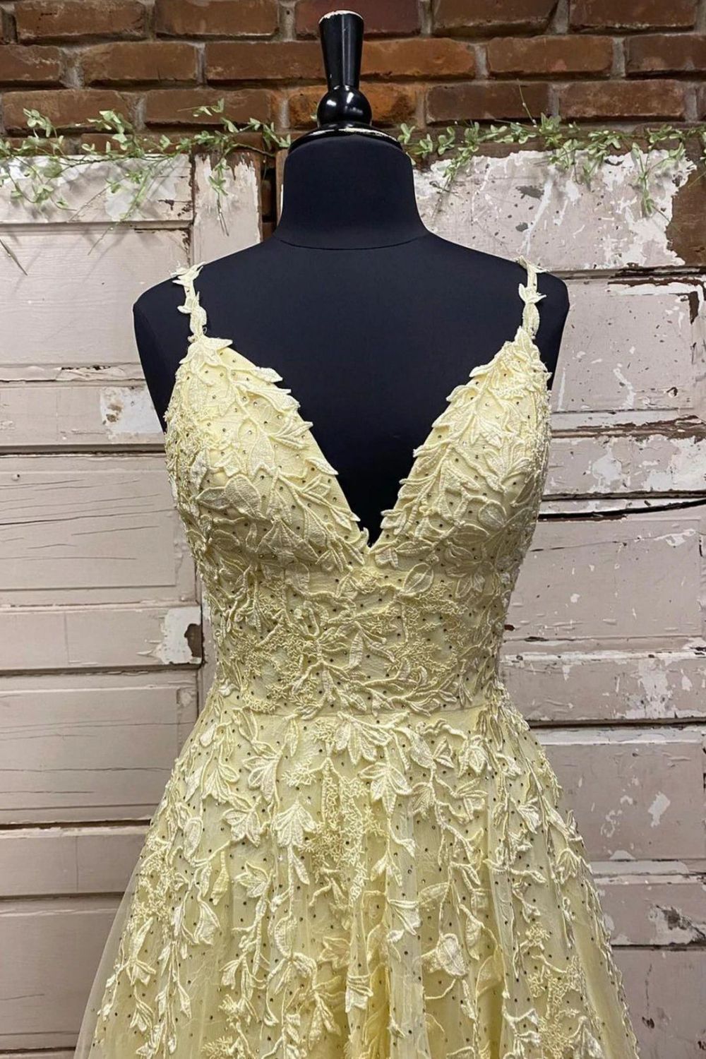 Weitese Charming A Line Spaghetti Straps Yellow Long Prom Dress with Appliques