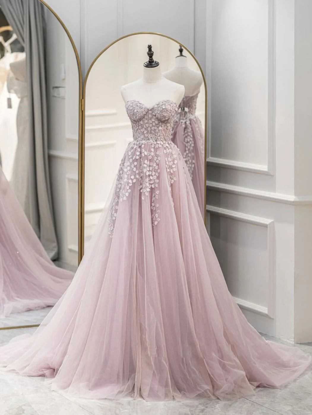 Robe de bal longue rose en tulle et dentelle, coupe trapèze, décolleté en cœur